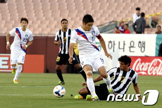 본문 이미지 - 26일 미국 캘리포니아주 LA메모리얼 콜리세움 경기장에서 열린 한국 축구국가대표팀과 코스타리카의 평가전에서 한국의 이근호가 볼다툼을 하고 있다.홍명보 감독이 이끄는 축구국가대표팀은 미국서 멕시코(30일), 미국(2월 2일)과 두차례 평가전을 더 갖는다.2014.1.26/뉴스1 © News1   (로스앤젤레스(미국)=뉴스1) 이광호 기자
