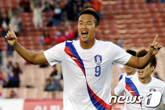 본문 이미지 - 26일 미국 캘리포니아주 LA메모리얼 콜리세움 경기장에서 열린 한국 축구국가대표팀과 코스타리카의 평가전에서 한국의 김신욱이 첫골을 성공시킨뒤 세리머니를 하고 있다. 2014.1.26/뉴스1 © News1   (로스앤젤레스(미국)=뉴스1) 이광호 기자