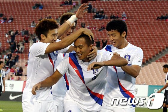 본문 이미지 - 26일 미국 캘리포니아주 LA메모리얼 콜리세움 경기장에서 열린 한국 축구국가대표팀과 코스타리카의 평가전에서 한국의 김신욱이 첫 골을 성공시킨 뒤 동료선수들의 축하를 받고 있다.2014.1.26/뉴스1 © News1   (로스앤젤레스(미국)=뉴스1) 이광호 기자