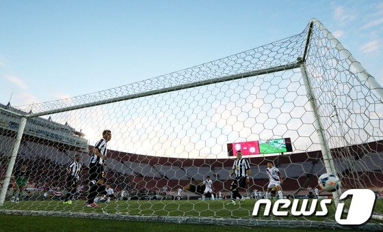 본문 이미지 - 26일 미국 캘리포니아주 LA메모리얼 콜리세움 경기장에서 열린 한국 축구국가대표팀과 코스타리카의 평가전에서 한국의 김신욱이 첫골을 성공시키고 있다. 2014.1.26/뉴스1 © News1   (로스앤젤레스(미국)=뉴스1) 이광호 기자