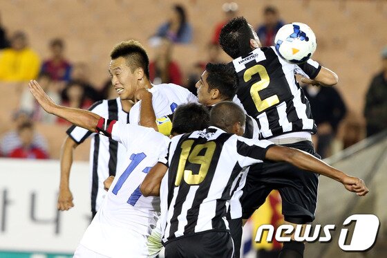 본문 이미지 - 26일 미국 캘리포니아주 LA메모리얼 콜리세움 경기장에서 열린 한국 축구국가대표팀과 코스타리카의 평가전에서 한국의 김신욱이 상대문전을 향해 헤딩슛을 시도하고 있다. 2014.1.26/뉴스1 © News1   (로스앤젤레스(미국)=뉴스1) 이광호 기자