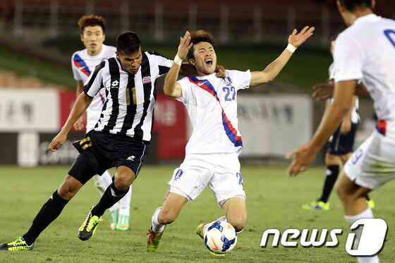 본문 이미지 - 26일 미국 캘리포니아주 LA메모리얼 콜리세움 경기장에서 열린 한국 축구국가대표팀과 코스타리카의 평가전에서 한국의 박종우가 상대선수의 파울에 넘어지고 있다. 2014.1.26/뉴스1 © News1   (로스앤젤레스(미국)=뉴스1) 이광호 기자