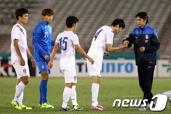 본문 이미지 - 26일 미국 캘리포니아주 LA메모리얼 콜리세움 경기장에서 열린 한국 축구국가대표팀과 코스타리카의 평가전에서 한국이 1대 0으로 승리, 홍명보 감독이 선수들을 격려하고 있다.2014.1.26/뉴스1 © News1   (로스앤젤레스(미국)=뉴스1) 이광호 기자