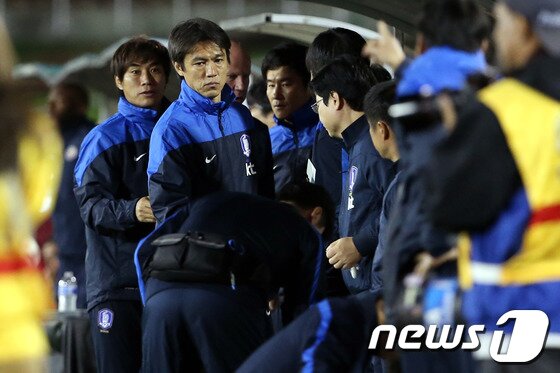 본문 이미지 - 26일 미국 캘리포니아주 LA메모리얼 콜리세움 경기장에서 열린 한국 축구국가대표팀과 코스타리카의 평가전에서 한국이 1대 0으로 승리, 홍명보 감독과 코치진들이 서로 인사나누고 있다.2014.1.26/뉴스1 © News1   (로스앤젤레스(미국)=뉴스1) 이광호 기자