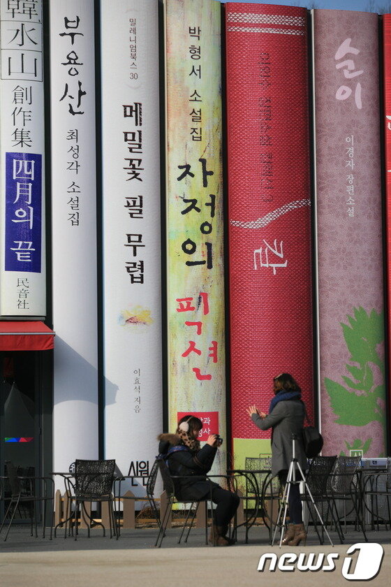 본문 이미지 - 춘천시 김유정역 앞에 조성된 광장.(한국관광공사 제공)© News1  