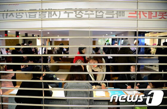 본문 이미지 - 최근 신용카드 개인정보 유출로 인한 피해를 막기 위해 카드를 정지 혹은 해지하기 위해 롯데카드센터에 몰린 고객들.(자료사진) © News1 박정호 기자