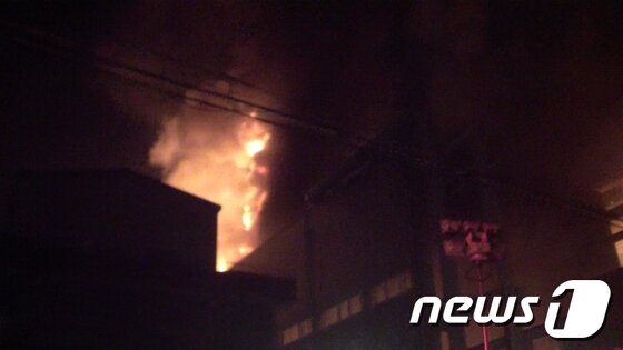 본문 이미지 - 27일 오전 1시38분께 사상구 삼락동 기계도금공장에서 발생한 화재현장. © News1 