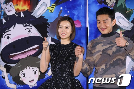 본문 이미지 - 배우 정유미, 유아인이 27일 오후 서울 성동구 행당동 CGV왕십리에서 열린 애니메이션 '우리별 일호와 얼룩소' 간담회에서 포즈를 취하고 있다. 2014.1.27 스타뉴스/뉴스1 © News1