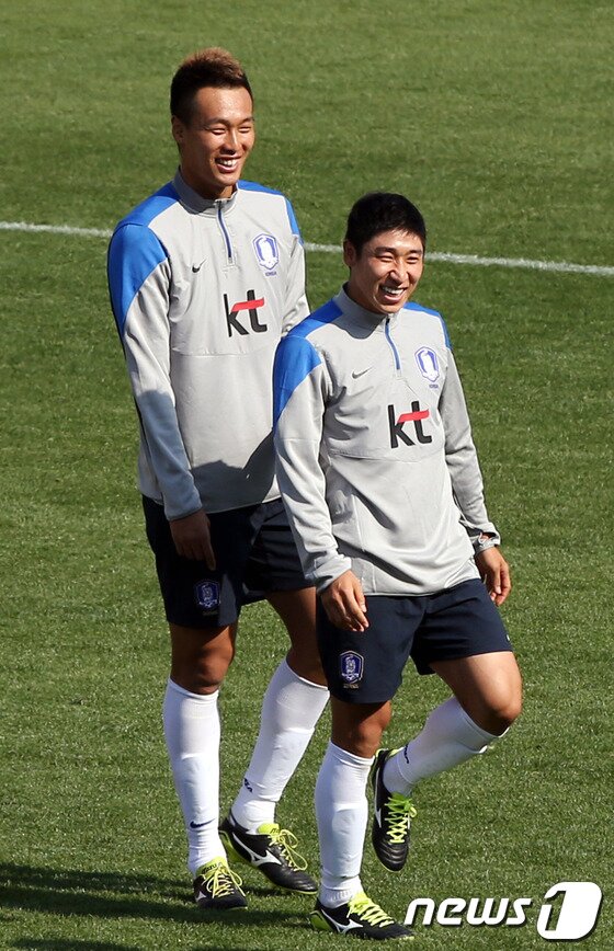 본문 이미지 - 기대했던 유럽파들은 이렇다 할 모습을 보여주지 못했다. 하지만 K리거들은 달랐다. 김신욱&#40;왼쪽&#41;과 이근호 등 K리거들이 대한민국의 자존심을 지켰다. © News1 DB