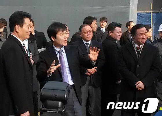 김태한 삼성바이오로직스 사장(왼쪽 두번째). /뉴스1 © News1