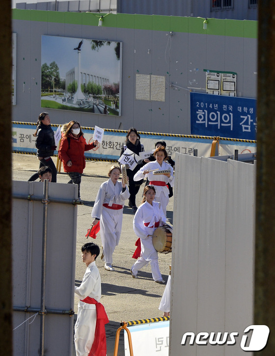 (서울=뉴스1) 최영호 기자 = 28일 오후 서울 서대문구 연세대학교에서 열린 한열동산 지신밟기 행사에서 풍풀패가 한열동산 훼손을 규탄하는 피켓을 들고 행진을 하고 있다.이한열기념 …