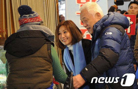 본문 이미지 - 전국 민생투어를 시작한 김한길 민주당 대표와 부인 최명길씨가 29일 오전 충북 청주시 가경터미널 시장에서 상인들과 인사를 나누고 있다. 2014.1.29/뉴스1 © News1   김용빈 기자