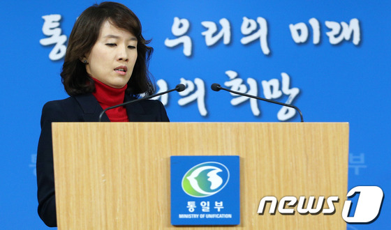 (서울=뉴스1) 오대일 기자 = 박수진 통일부 부대변인이 30일 오후 서울 세종로 정부서울청사 합동브리핑실에서 설 계기 이산가족 상봉 행사와 관련한 정부 입장을 발표하려고 입장하고 …