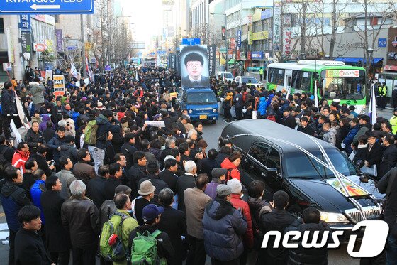 본문 이미지 - 4일 오후 광주 동구 금남로에서 '고(故) 이남종 민주열사 노제'가 엄수되고 있다. 고인은 지난해 12월 31일 '박근혜 대통령의 퇴진'과 '국정원 대선개입 특검'을 요구하며 서울역 앞 고가에서 분신했다. 2014.1.4/뉴스1 © News1   김태성 기자
