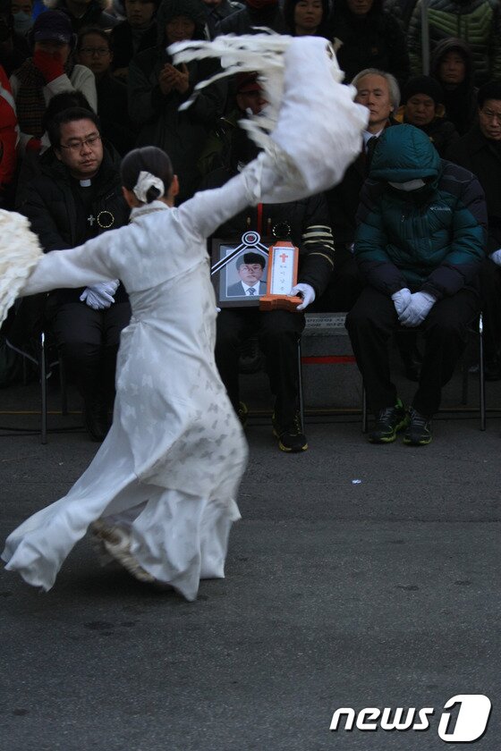 본문 이미지 - '박근혜 사퇴, 특검 실시'를 외치며 서울역 앞 고가도로에서 분신해 숨진 고 이남종(40)씨의 영결식이 4일 오후 광주 금남로에서 진행된 가운데 살풀이가 진행되고 있다.2014.1.4/뉴스1 © News1   김태성 기자