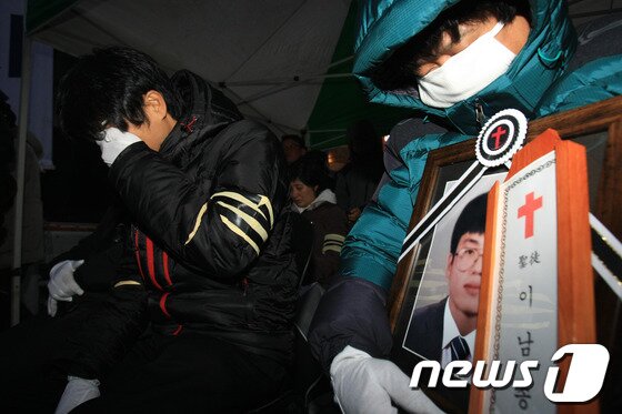 본문 이미지 - '박근혜 사퇴, 특검 실시'를 외치며 서울역 앞 고가도로에서 분신해 숨진 고 이남종(40)씨의 영결식이 4일 오후 광주 금남로에서 진행됐다. 이씨의 동생이 추도사를 마치고 눈물을 흘리고 있다. 2014.1.4/뉴스1 © News1 김태성 기자