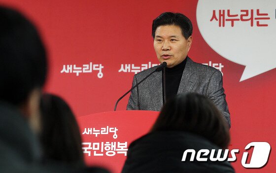본문 이미지 - 홍문종 새누리당 사무총장이 5일 오후 서울 여의도 당사에서 현안 관련 기자간담회를 하고 있다. 2014.1.5/뉴스1 © News1   허경 기자