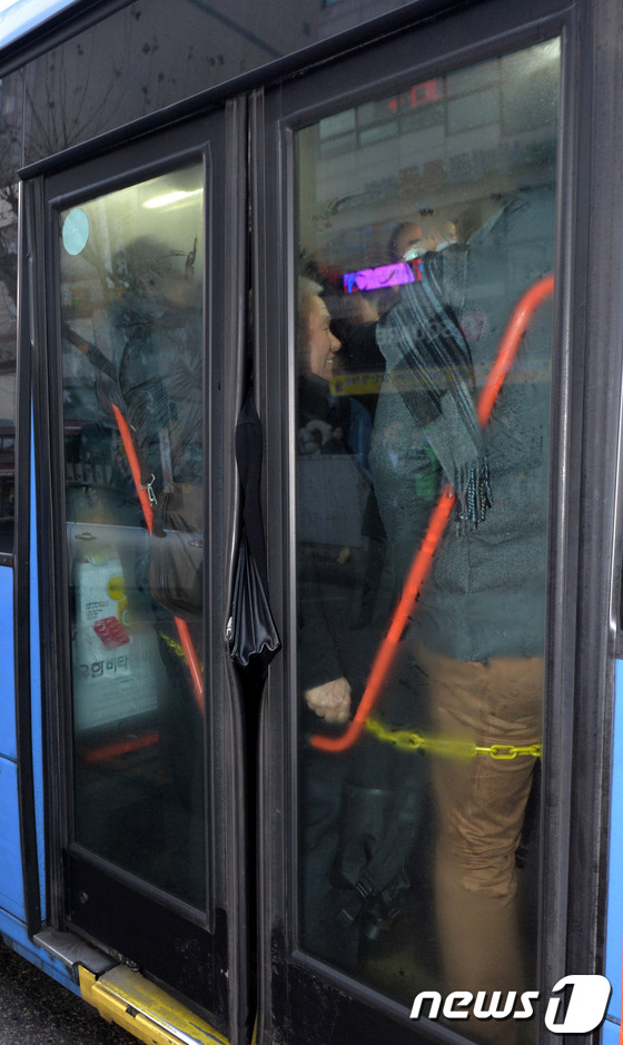 (안양=뉴스1) 박세연 기자 = 지하철 4호선 금정에서 과천청사역 상행선 구간이 선로 점검 과정에서 단전 사고가 발생해 상행선 열차가 운행 중단된 6일 오전 경기도 안양시 인덕원사 …