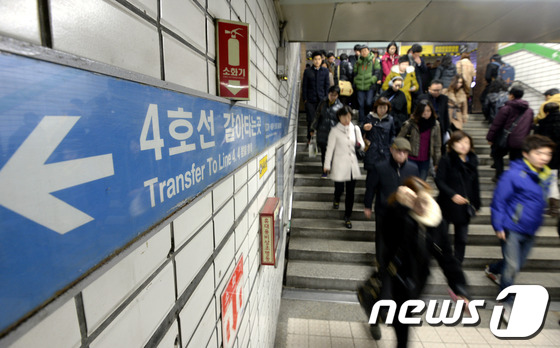 (서울=뉴스1) 안은나 기자 = 지하철 4호선 상행선 지하철 운행이 전면 중단됐다가 재개된 6일 오전 서울 사당역에서 시민들이 출근길을 서두르고 있다.코레일에 따르면 이날 오전 4 …