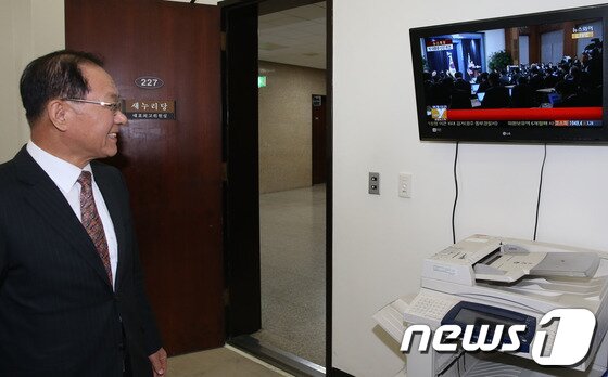 본문 이미지 - 황우여 새누리당 대표가 6일 오전 서울 여의도 국회 새누리당 대표실에서 박근혜 대통령 신년기자회견 방송을 지켜보고 있다. 2014.1.6/뉴스1 © News1   송원영 기자