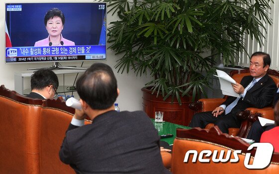 본문 이미지 - 민주당 의원 및 관계자들이 6일 오전 서울 여의도 국회에서 TV 생중계를 통해 박근혜 대통령의 신년 기자회견을 지켜보고 있다. 2014.1.6/뉴스1 © News1   오대일 기자