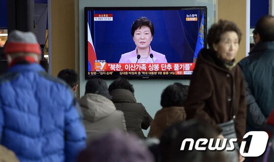 본문 이미지 - 박근혜 대통령의 취임후 첫 신년기자회견이 열린 6일 오전 서울 용산 전자랜드에서 상인들이 박 대통령의 기자회견 모습을 TV를 통해 시청하고 있다.2014.1.6/뉴스1 © News1   이광호 기자