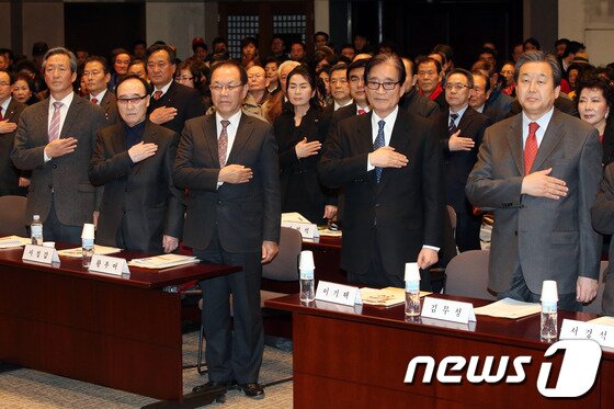 본문 이미지 - 황우여 새누리당 대표, 김무성과 정몽준 의원 등이 6일 오후 서울 중구 한국프레스센터에서 열린 2014시민사회단체 합동신년회에 참석해 국민의례를 하고 있다. 왼쪽부터 정몽준 의원, 서정갑 국민행동본부 본부장, 황우여 대표, 이기택 전 민주당 총재, 김무성 의원. © News1 이광호 기자