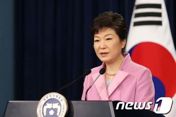 본문 이미지 - 박근혜 대통령이 6일 오전 청와대 춘추관에서 신년 구상 발표 및 기자회견을 하고 있다. (청와대 제공) 2014.1.6/뉴스1 © News1 박철중 기자