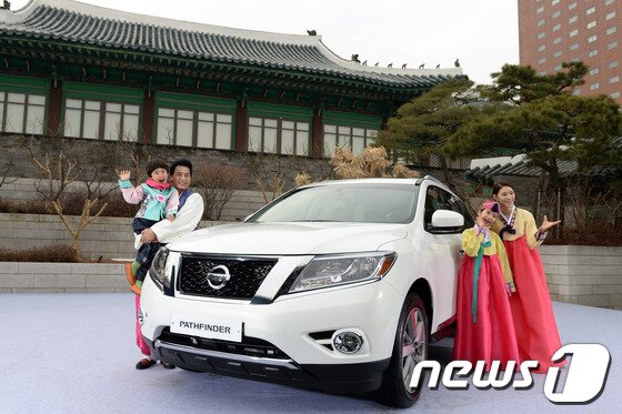 본문 이미지 - 한국닛산이 7일 오전 서울 중구 장충동 신라호텔 영빈관에서 '패스파인더(Pathfinder)'를 선보이고 있다.가족을 위한 전용 제트기를 컨셉으로 개발된 7인승 SUV 패스파인더는 3.5리터 6기통 VQ 엔진을 탑재했다. 2014.1.7/뉴스1 © News1   정회성 기자