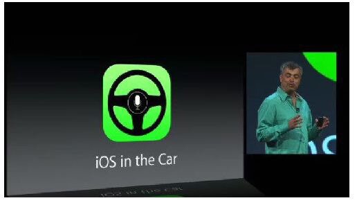 본문 이미지 - 에디 큐 애플 수석부사장이 지난해 6월10일&#40;현지시각&#41; 미국 샌프란시스코에서 열린 세계개발자회의&#40;WWDC&#41;에서 스마트카 전용 소프트웨어인 &#39;iOS 인 더 카&#39;를 소개하고 있다.&#40;사진=애플 홈페이지 캡처&#41;  © News1  