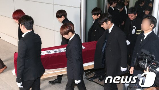 본문 이미지 - 그룹 슈퍼주니어가 8일 오전 서울 고려대학교 구로병원 장례식장에서 엄수된 멤버 이특의 조부모와 부친 발인식에서 운구를 하고 있다.경찰에 따르면 이특의 할아버지 박모씨(84)와 할머니 천모씨(79), 아버지 박모씨(57) 등 3명은 지난 6일 오전 9시20분께 서울 동작구 신대방동 자택에서 숨진 채 발견됐다. 2014.1.8 스타뉴스/뉴스1 © News1   