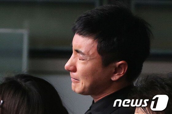 본문 이미지 - 그룹 슈퍼주니어 멤버 이특이 8일 오전 서울 고려대학교 구로병원 장례식장에서 엄수된 조부모와 부친의 발인식에서 슬픔에 잠겨 있다. 2014.1.8 뉴스1 © News1 