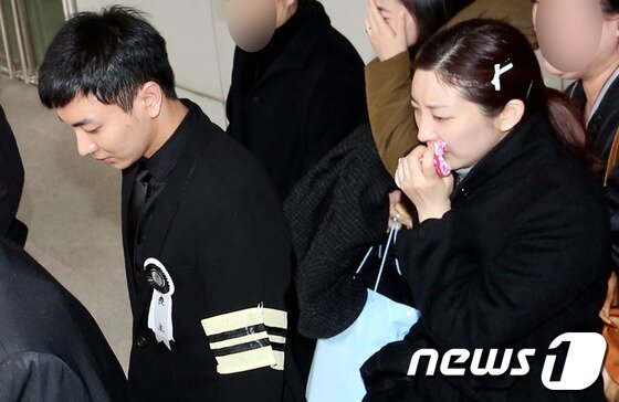 본문 이미지 - 배우 박인영, 그룹 슈퍼주니어 이특이 8일 오전 서울 고려대학교 구로병원 장례식장에서 엄수된 조부모와 부친의 발인식에서 슬픔에 잠겨있다.경찰에 따르면 이특의 할아버지 박모씨(84)와 할머니 천모씨(79), 아버지 박모씨(57) 등 3명은 지난 6일 오전 9시20분께 서울 동작구 신대방동 자택에서 숨진 채 발견됐다. 2014.1.8 스타뉴스/뉴스1 © News1   