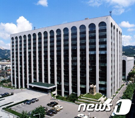 본문 이미지 - 현대건설은 계동사옥 본관으로 다음달 이전한다. 뒤편으로 계동사옥 별관이 보인다./사진제공=현대건설© News1 