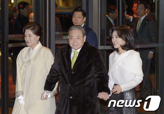 (서울=뉴스1) 박지혜 기자 = 73번째 생일을 맞은 이건희 삼성전자 회장이 부인 홍라희 여사, 이부진 호텔신라 사장과 함께 9일 오후 서울 중구 장충동 신라호텔에서 열린 '신년 …