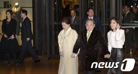 본문 이미지 - 73세 생일을 맞은 이건희 삼성그룹 회장이 부인 홍라희 여사, 이부진 신라호텔 사장과 함께 9일 오후 서울 중구 장충동 신라호텔에서 열린 '신년 사장단 만찬행사'에 참석하고 있다. 뒤쪽으로 이재용 삼성전자 부회장, 이서현 삼성에버랜드 패션 부문 사장의 모습이 보인다. 2014.1.9/뉴스1 © News1 박지혜 기자