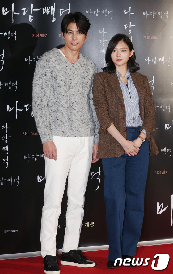 (서울=뉴스1) = 배우 정우성과 이솜이 30일 오후 서울 성동구 왕십리 CGV에서영화 \'마담뺑덕\'(감독 임필성) VIP시사회에 참석하고 있다.마담뺑덕은 고전 \'심청전\'을 …