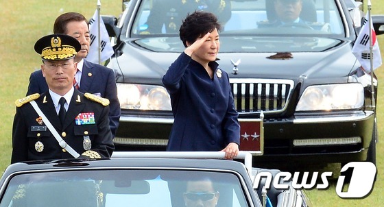 박근혜 대통령의 거수경례