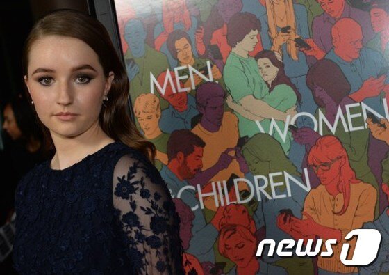 본문 이미지 - 할리우드 배우 케이틀린 디버가 영화 '멘, 우먼 & 칠드런' 시사회에 참석해 포즈를 취하고 있다. ⓒ AFP=News1