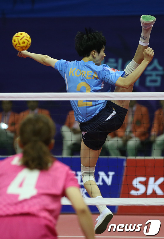 (부천=뉴스1) 송원영 기자 = 1일 오전 경기 부천시 부천체육관에서 열린 '2014 인천아시안게임' 세팍타크로 여자 레구 B조예선 한국과 일본의 경기에서 김이슬 선수가 공격을 시 …