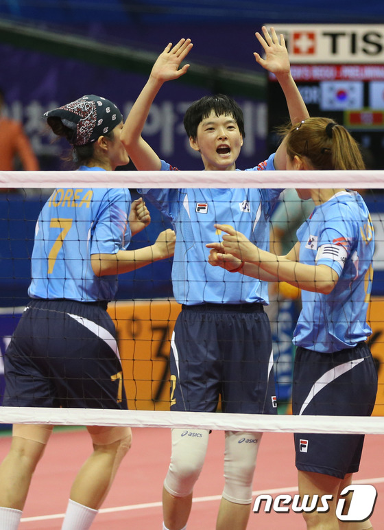 (부천=뉴스1) 송원영 기자 = 1일 오전 경기 부천시 부천체육관에서 열린 '2014 인천아시안게임' 세팍타크로 여자 레구 B조예선 한국과 일본의 경기에서 한국 대표팀 선수들이 경 …