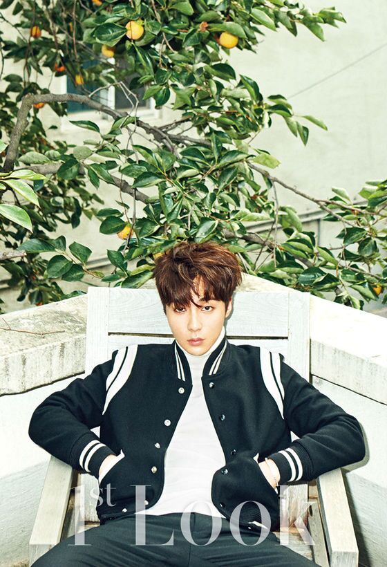 본문 이미지 - 로이킴이 가을 느낌이 나는 화보를 공개했다. ⓒ 퍼스트룩