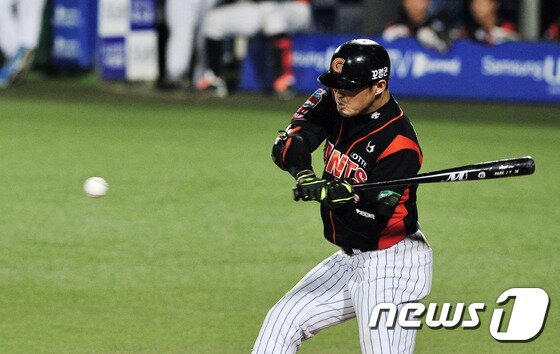 본문 이미지 - 롯데가 28일 부산 사직구장에서 열린 kt와의 개막전에서 12-9로 승리했다. 사진은 역전 쓰리런포의 주인공 박종윤. ⓒ News1 DB