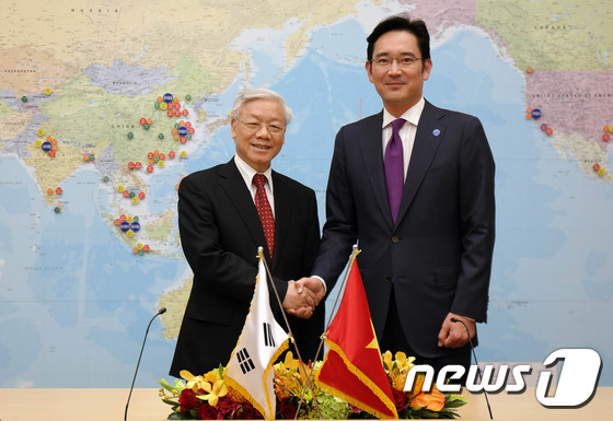 (서울=뉴스1) = 베트남의 응웬 푸 쫑(Nguyen Phu Trong) 당 서기장과 삼성전자 이재용 부회장이 1일 삼성전자 서초사옥에서 열린 투자 승인서 전달 행사에서 악수를 하 …
