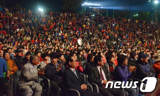 본문 이미지 - 제10회 횡성한우축제가 1일 오후 7시 많은 지역주민, 관광객들이 참석한 가운데 섬강 둔치 일원에서 개막했다. 지난 해만 61만명이 찾은 횡성한우축제는 5일까지 섬강 둔치 일원에서 펼쳐진다. 의장.2014.10.01/뉴스1 2014.10.01/뉴스1 ⓒ News1 권혜민 기자