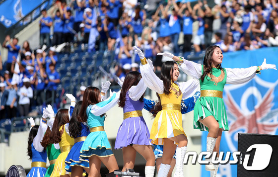 (서울=뉴스1) 오대일 기자 = 10일 서울 송파구 잠실야구장에서 열린 2014 정기 연세대학교·고려대학교 친선경기대회(연고전) 야구 경기에서 3루측 연대 응원단이 열띤 응원전을 …