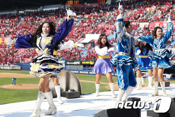 (서울=뉴스1) 오대일 기자 = 10일 서울 송파구 잠실야구장에서 열린 2014 정기 연세대학교·고려대학교 친선경기대회(연고전) 야구 경기에서 3루측 연대 응원단이 열띤 응원전을 …