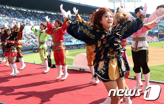 (서울=뉴스1) 오대일 기자 = 10일 서울 송파구 잠실야구장에서 열린 2014 정기 연세대학교·고려대학교 친선경기대회(연고전) 야구 경기에서 1루측 고대 응원단이 열띤 응원전을 …