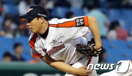 본문 이미지 - 한화 이동걸이 11일 부산 롯데전에 선발 등판해 5이닝 1실점을 기록했다. 이동걸은 6회말 선두타자 정훈에게 중전안타를 맞은 후 마운드를 내려왔다. 총 투구수는 73개. 이동걸의 이른 강판은 한화에게는 재앙이었다. ⓒ News1 / 한화 이글스 제공