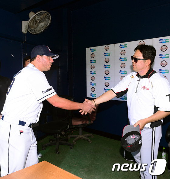 (서울=뉴스1) 민경석 기자 = 12일 오후 서울 잠실야구장에서 지난 11일 선발로 나와 LG 벤치를 향해 손가락 욕을 해 벤치클리어링의 빌미를 만들었던 두산 마야가 LG 양상문 …